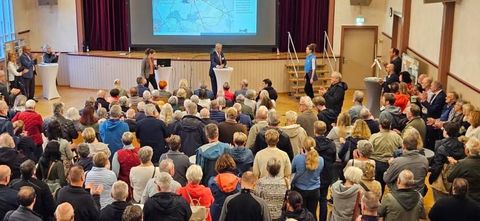 Ca. 230 Einwohnerinnen und Einwohner informierten sich bei der Einwohnerversamlung 