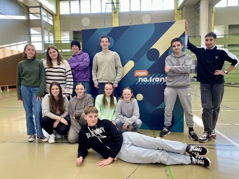 Für das Format „logo! no.front“ standen Schüler der Königsbacher Willy-Brandt-Realschule und der Remchinger Carl-Dittler-Realschule vor der Kamera. Gedreht wurde vor einigen Wochen unter anderem in der großen Sporthalle des Königsbacher Bildungszentrums.
