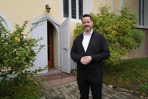 Julian Albrecht freut sich auf seine Tätigkeit als Pfarrer der evangelischen Kirche in Königsbach und Bilfingen. Ursprünglich kommt er vom Bodensee, zuletzt war er in Mühlhausen bei Tiefenbronn.