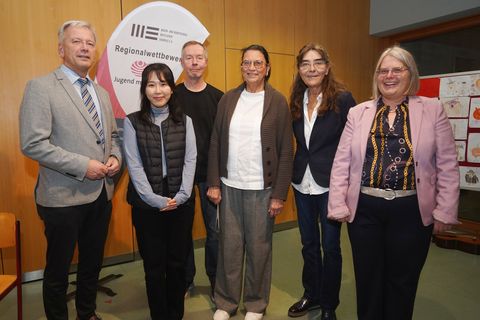 Bürgermeister Heiko Genthner, die Lehrer WooRim Lee und Mait Martin, Trägervereins-Vorsitzende Barbara Casper, Schulleiterin Iris Finkbeiner und ihre Stellvertreterin Antje Krüger Spindler (von links) freuen sich über ein gelungenes Konzert.