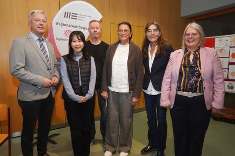 Bürgermeister Heiko Genthner, die Lehrer WooRim Lee und Mait Martin, Trägervereins-Vorsitzende Barbara Casper, Schulleiterin Iris Finkbeiner und ihre Stellvertreterin Antje Krüger Spindler (von links) freuen sich über ein gelungenes Konzert.