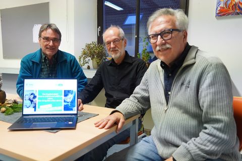 Ehrenamtlich und in ihrer Freizeit leiten Thomas Eberle, Rüdiger Bramfeld und Benjamin Zakar Gregorian (von links) die Computer-Sprechstunde des Bürgernetzwerks in Königsbach-Stein.