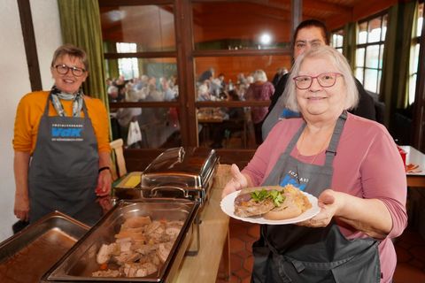 Die Vorsitzende des VdK in Königsbach-Stein, Ursula Hutmacher, zeigt eine der Schlachtplatten, die die Ehrenamtlichen bei ihrem Schlachtfest servieren.