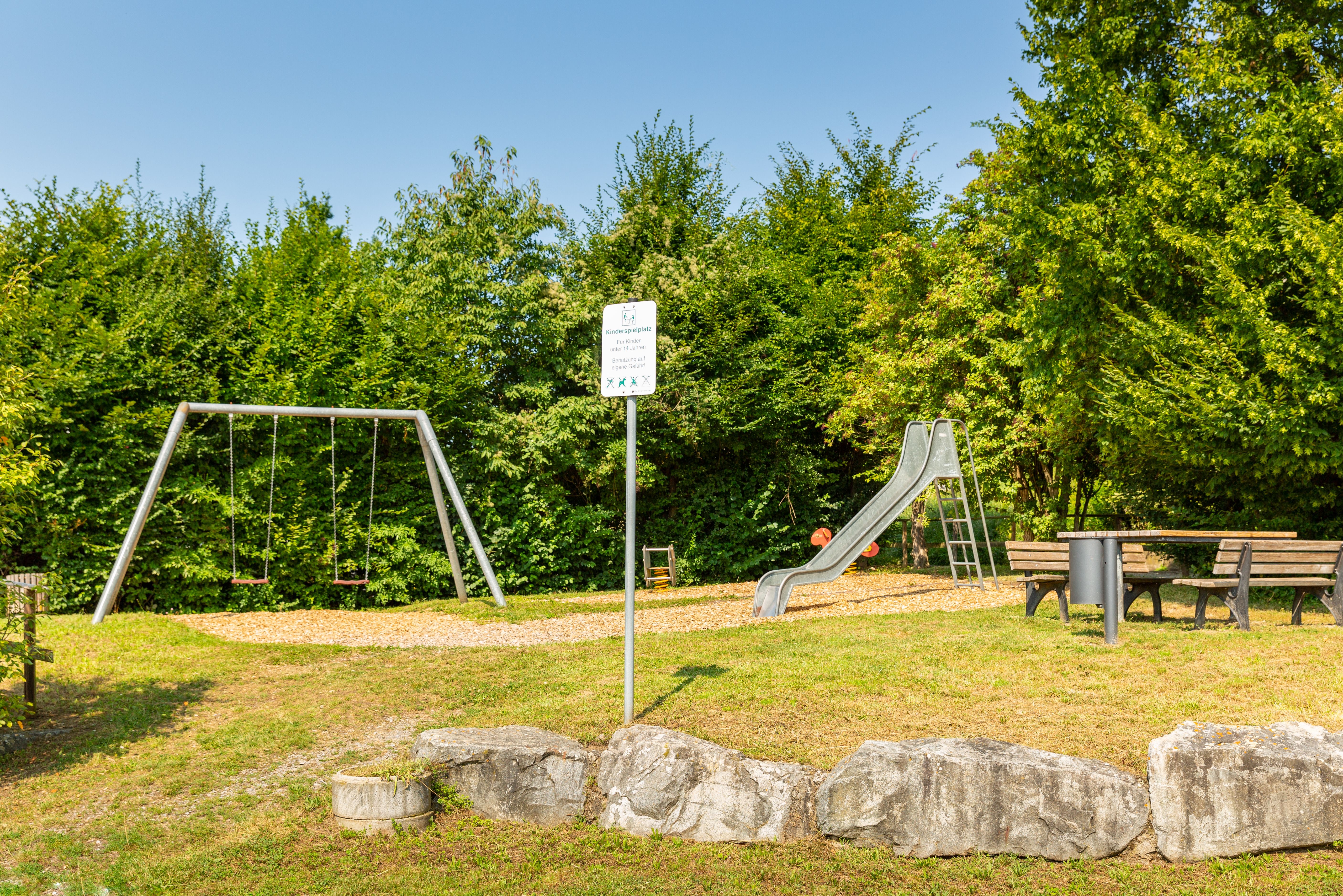 Spielplatz Steiner Straße - Rutsch- und Schaukelbereich mit Sitzgelegenheit