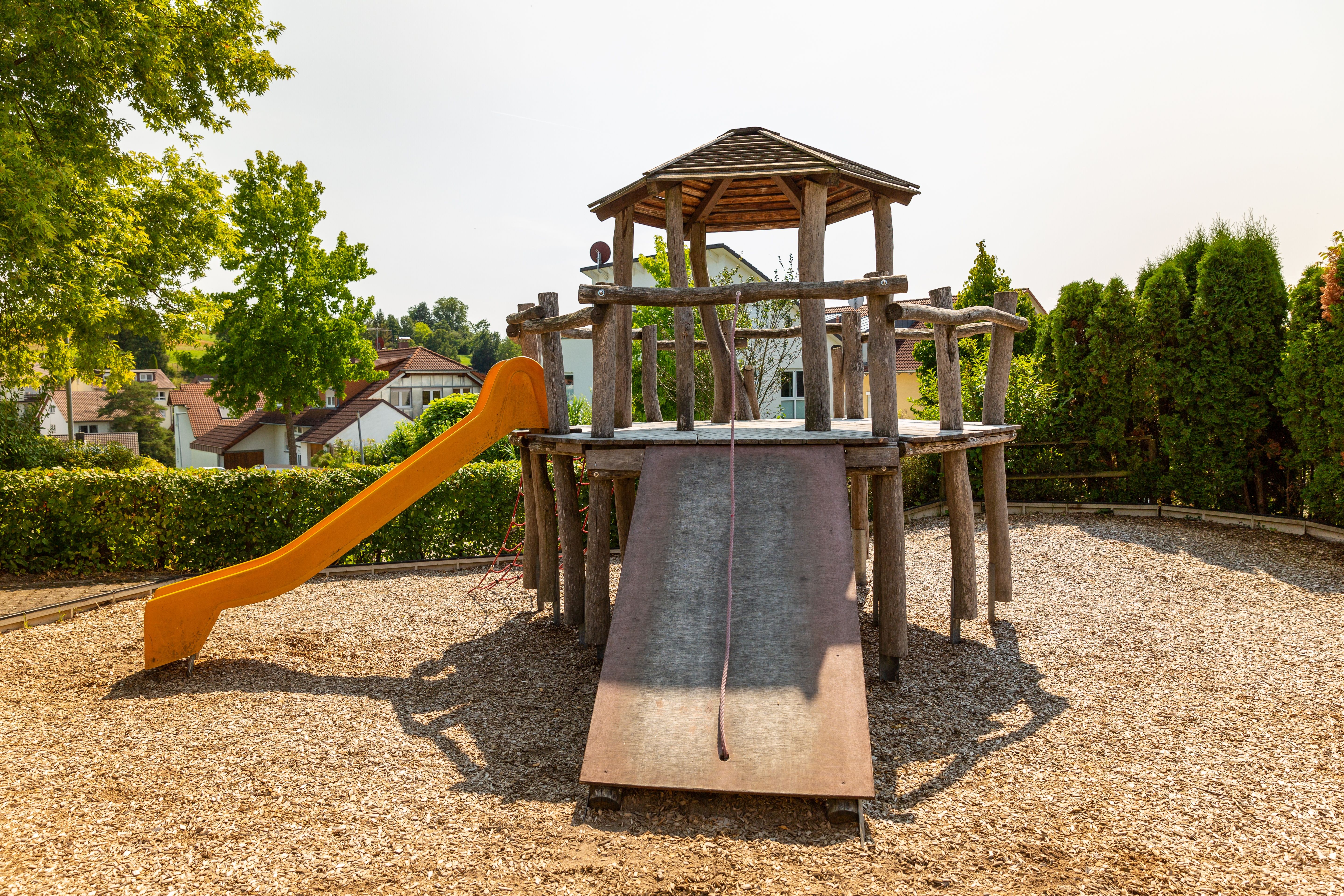 Spielplatz am Hohlweg mit Kletter-, Rutsch- und Sandelbereich.