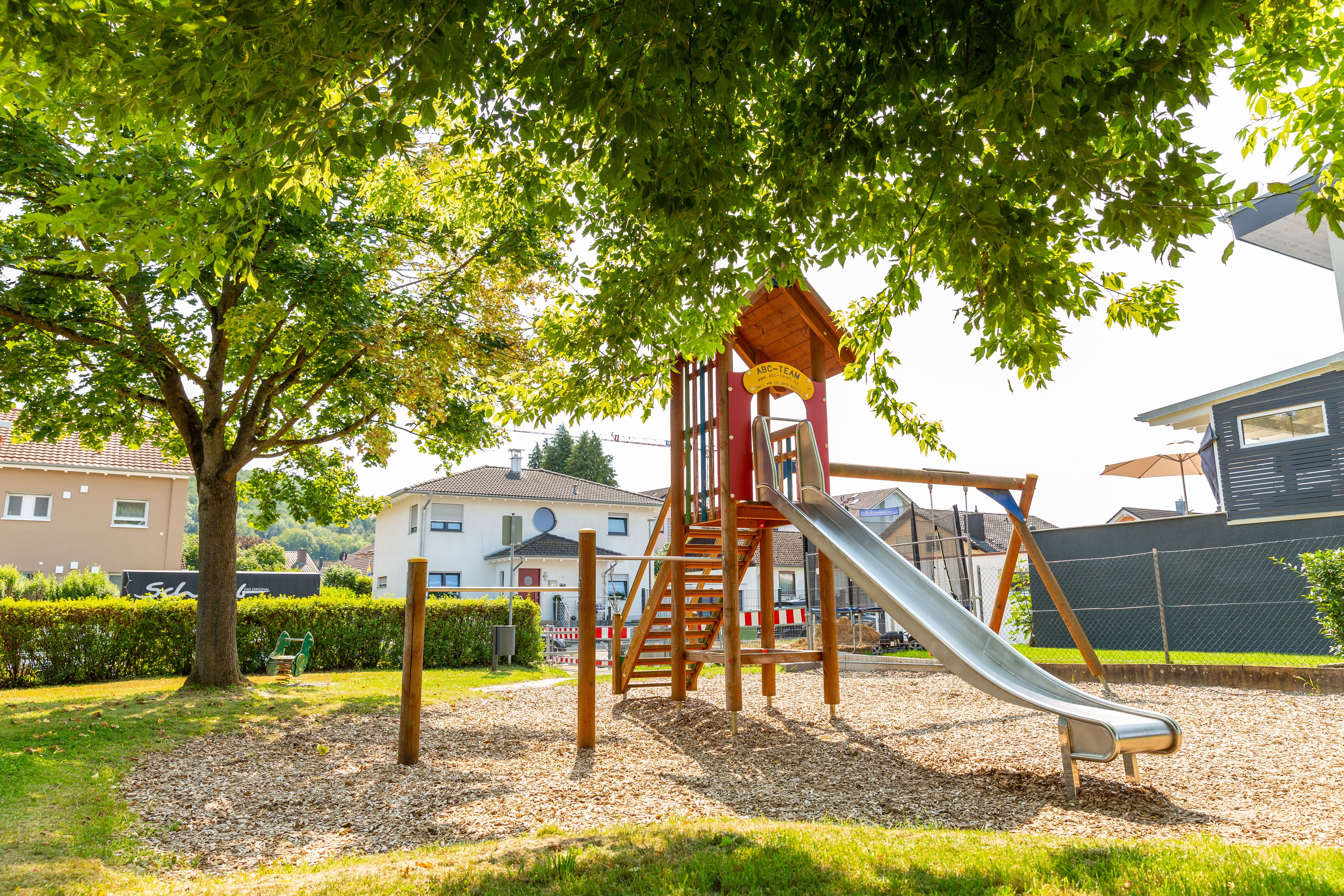 Kletter- und Rutschbereich auf dem Spielplatz in der Brühlstraße
