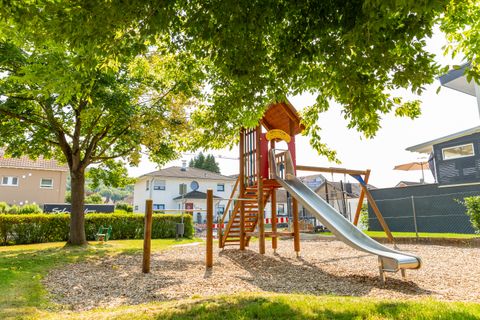Kletter- und Rutschbereich auf dem Spielplatz in der Brühlstraße