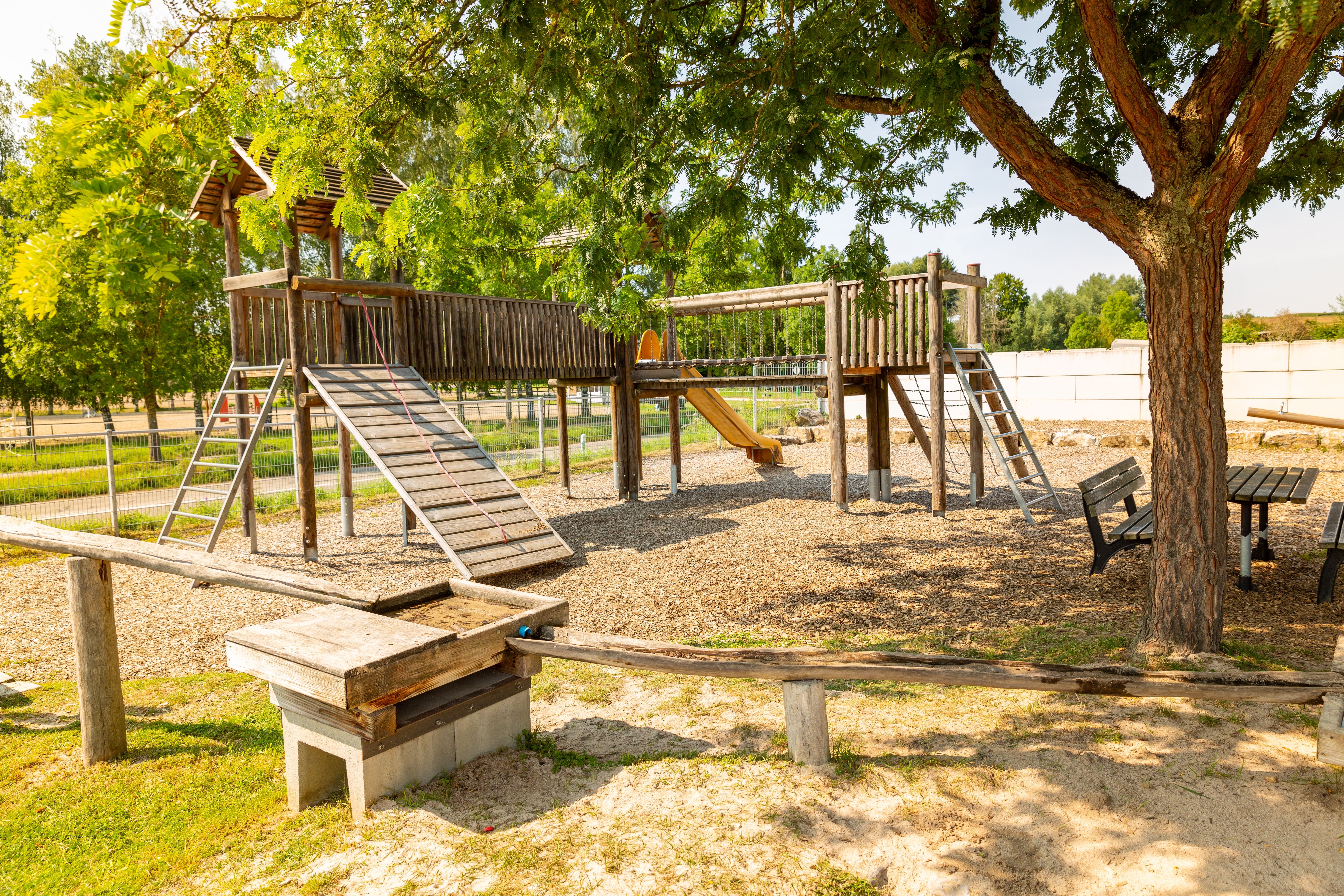 Spielplatz Bleichstraße mit Kletter-, Sandel- und Matschbereich