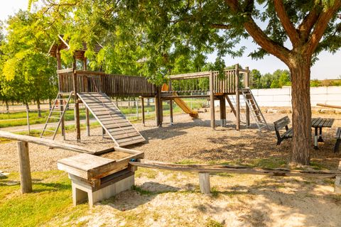Spielplatz Bleichstraße mit Kletter-, Sandel- und Matschbereich