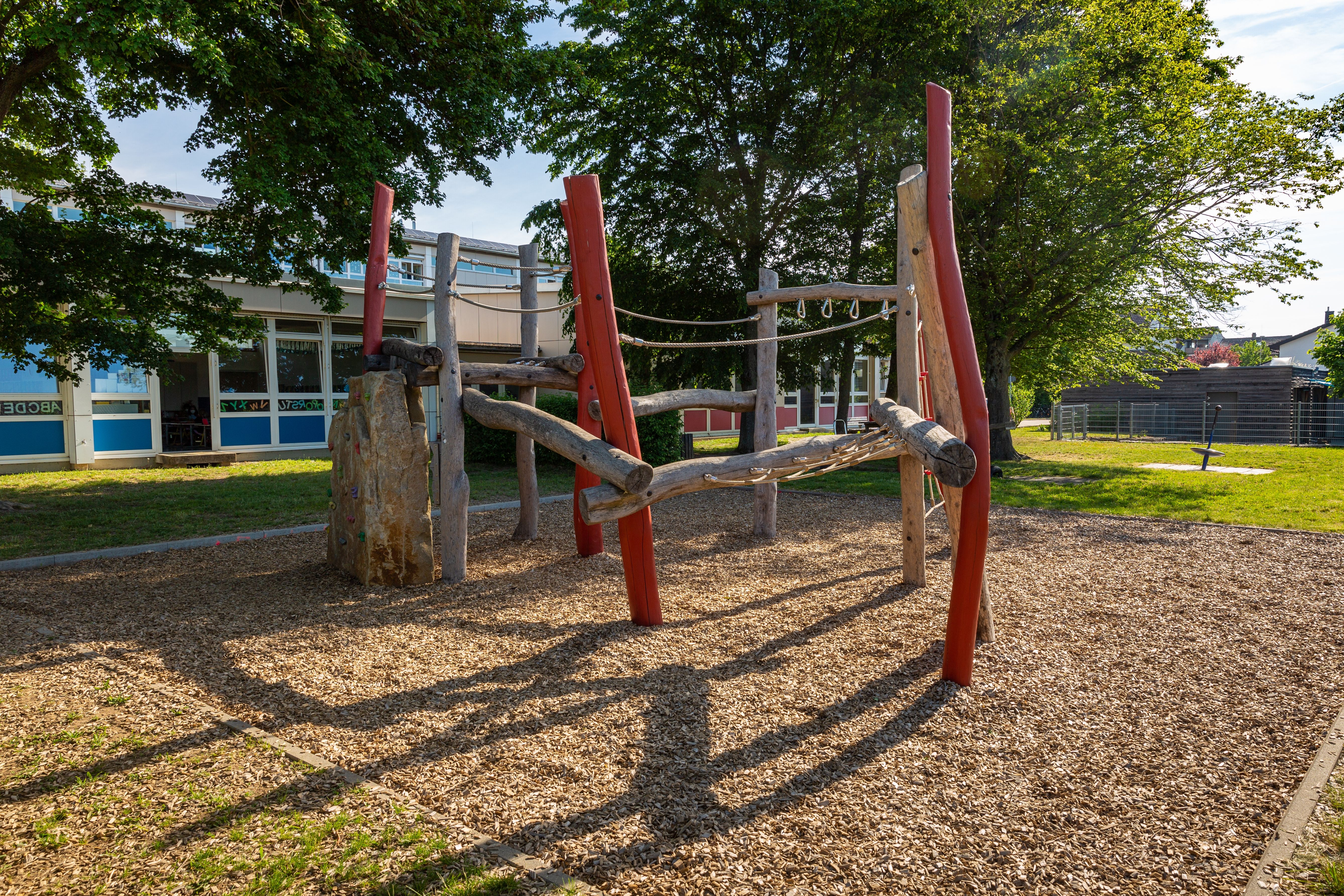 Kletterbereich auf dem Spielplatz im Schulgelände