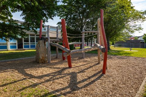 Kletterbereich auf dem Spielplatz im Schulgelände