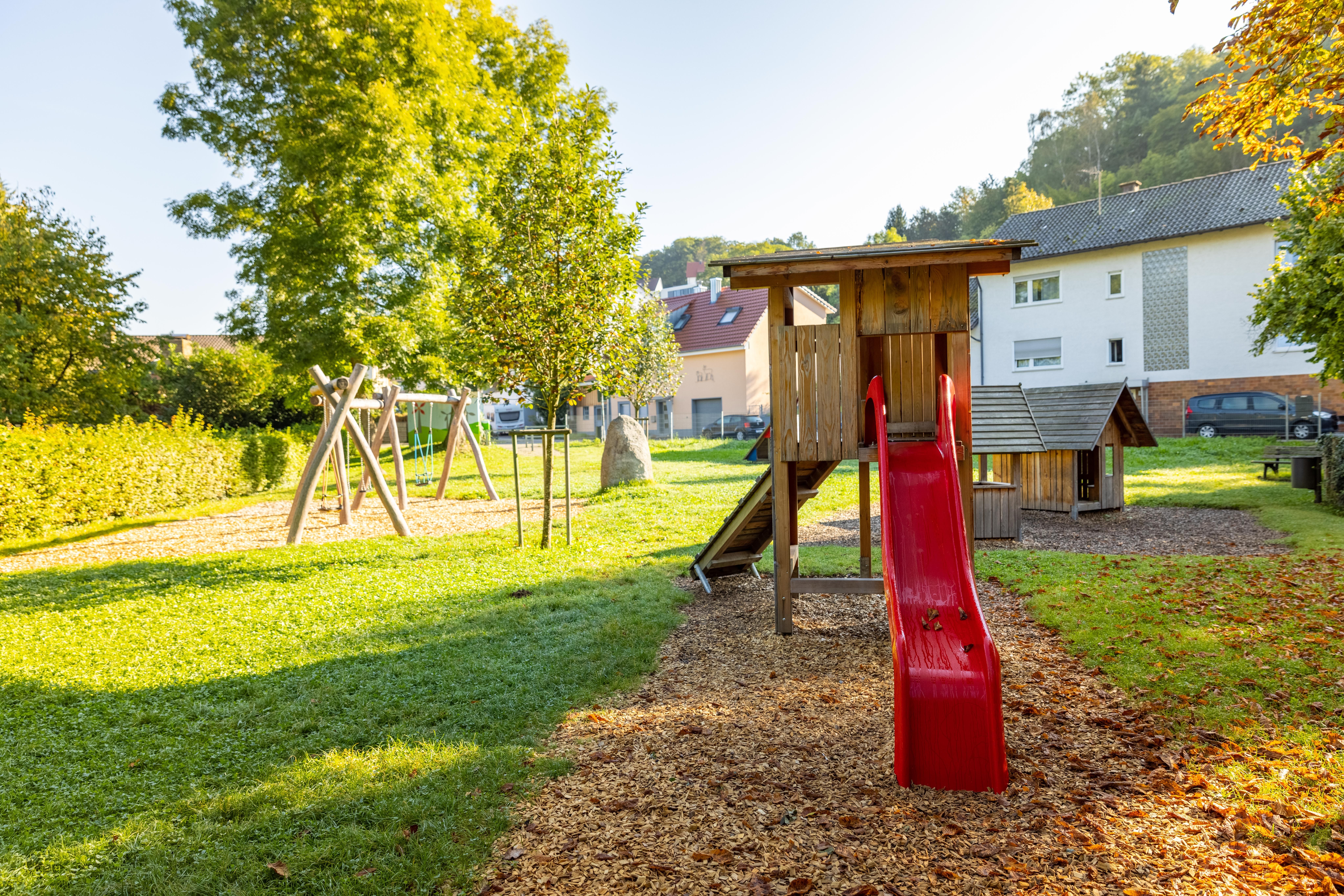 Schaukel- und Rutschenbereich auf dem Abenteuerspielplatz in der Bilfinger Straße