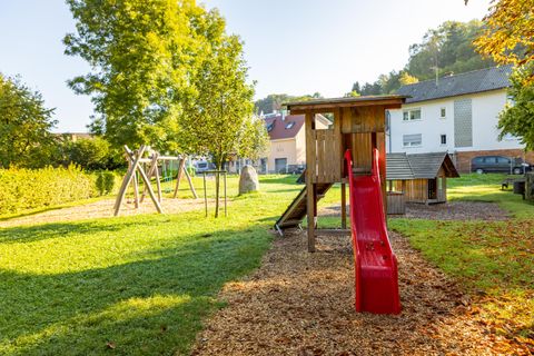 Schaukel- und Rutschenbereich auf dem Abenteuerspielplatz in der Bilfinger Straße
