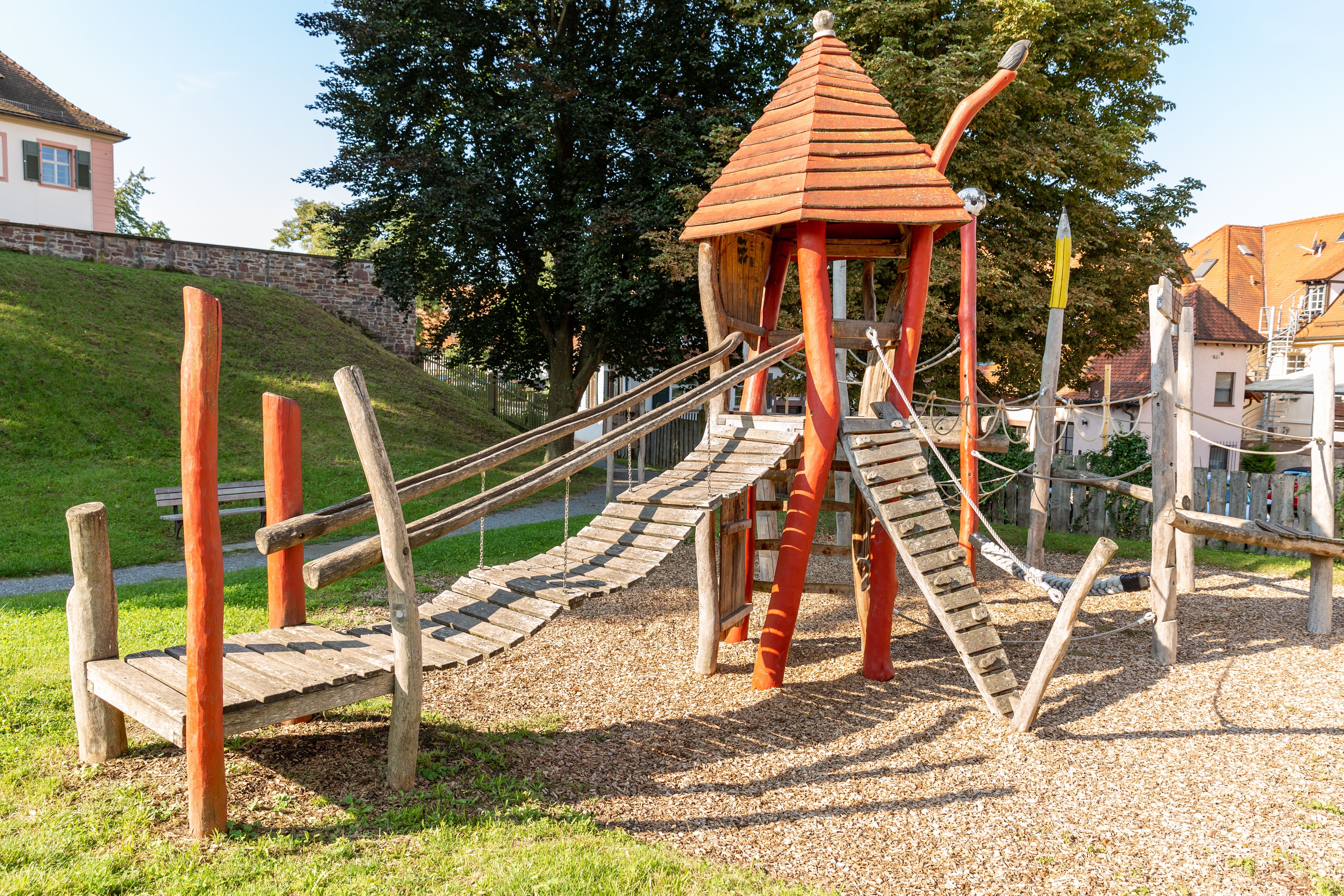 Kletterturm auf dem Spielplatz am Storchenturm im Burggraben