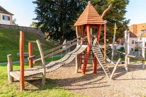Kletterturm auf dem Spielplatz am Storchenturm im Burggraben